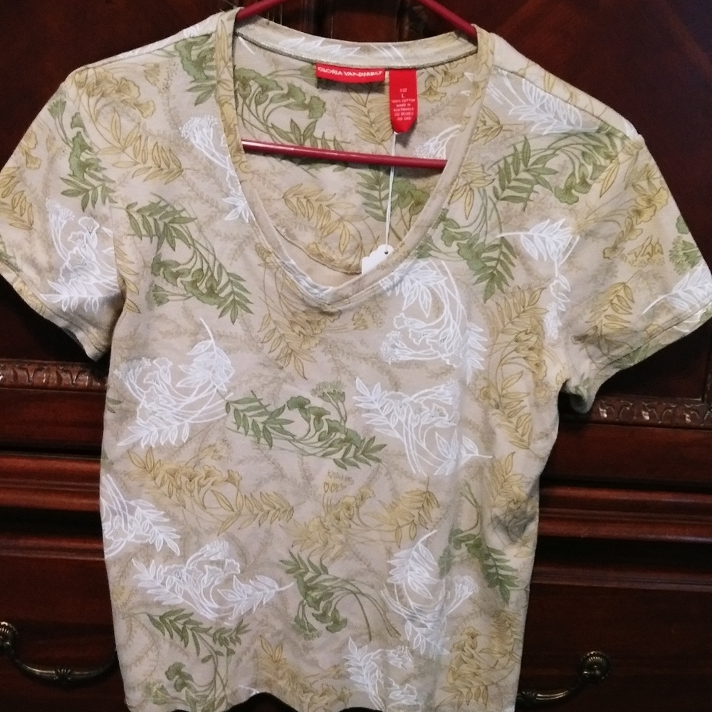 Gloria Vanderbilt size large t-shirt